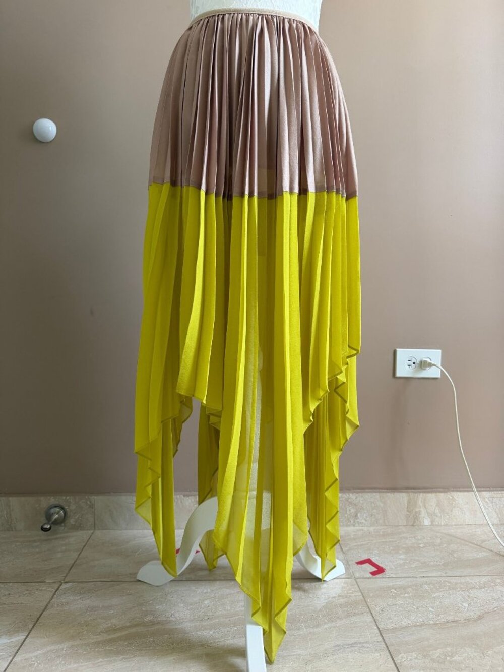 BCBGMAXAZRIA yellow and beige colorblock pleaded midi skirt Size M